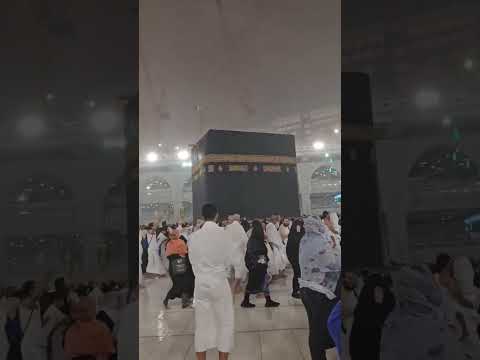 ملابس الاحرام يفترض الحرص من نوع قماشه خاصه عند نزول المطر لا يكون يظهر عورة الذي يلبسها مكة