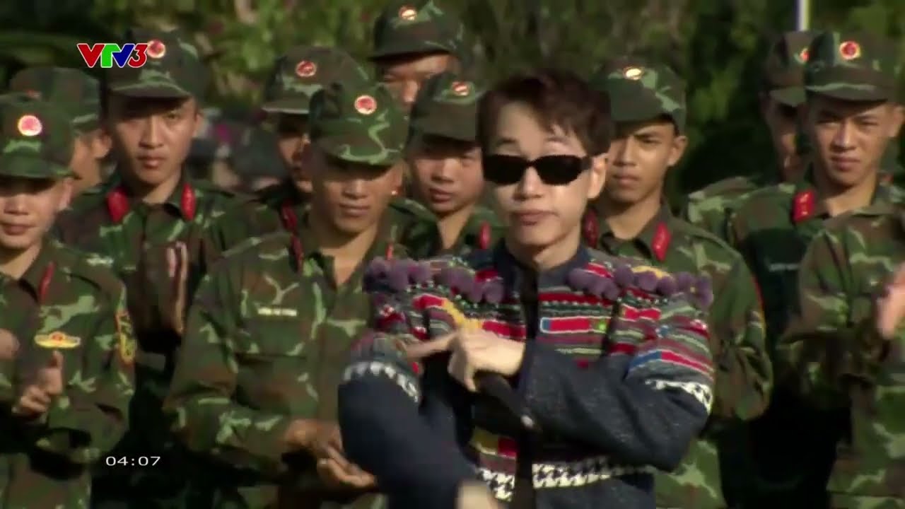 Double2T trình diễn Mí Mì tại Quân khu số 1