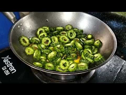 Cooking Healthy Vegetable with Egg