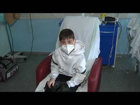 Mateo, el ni&ntilde;o que estuvo 11 d&iacute;as en la UCI del Hospital Mancha Centro, recibe el alta m&eacute;dica y vuelve a casa con su familia