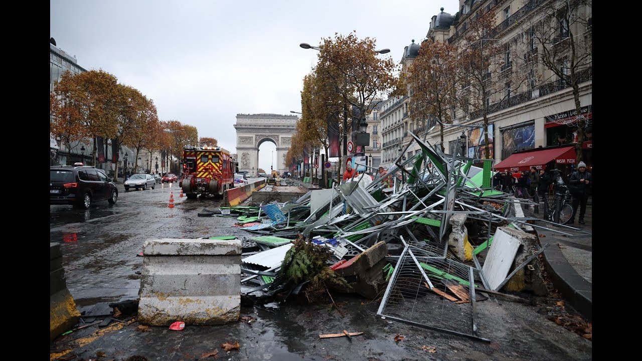 Gilets jaunes : le jour d'après sur les Champs-Elysées - YouTube