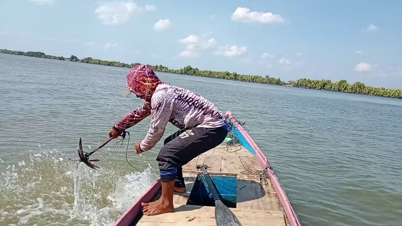 TERSERET-SERET PERAHU OLEH TARIKAN MONSTER MUARA INI