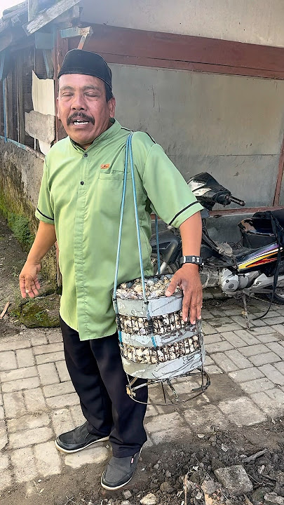 Funny actions of quail egg traders at Paing market in Bojonegoro