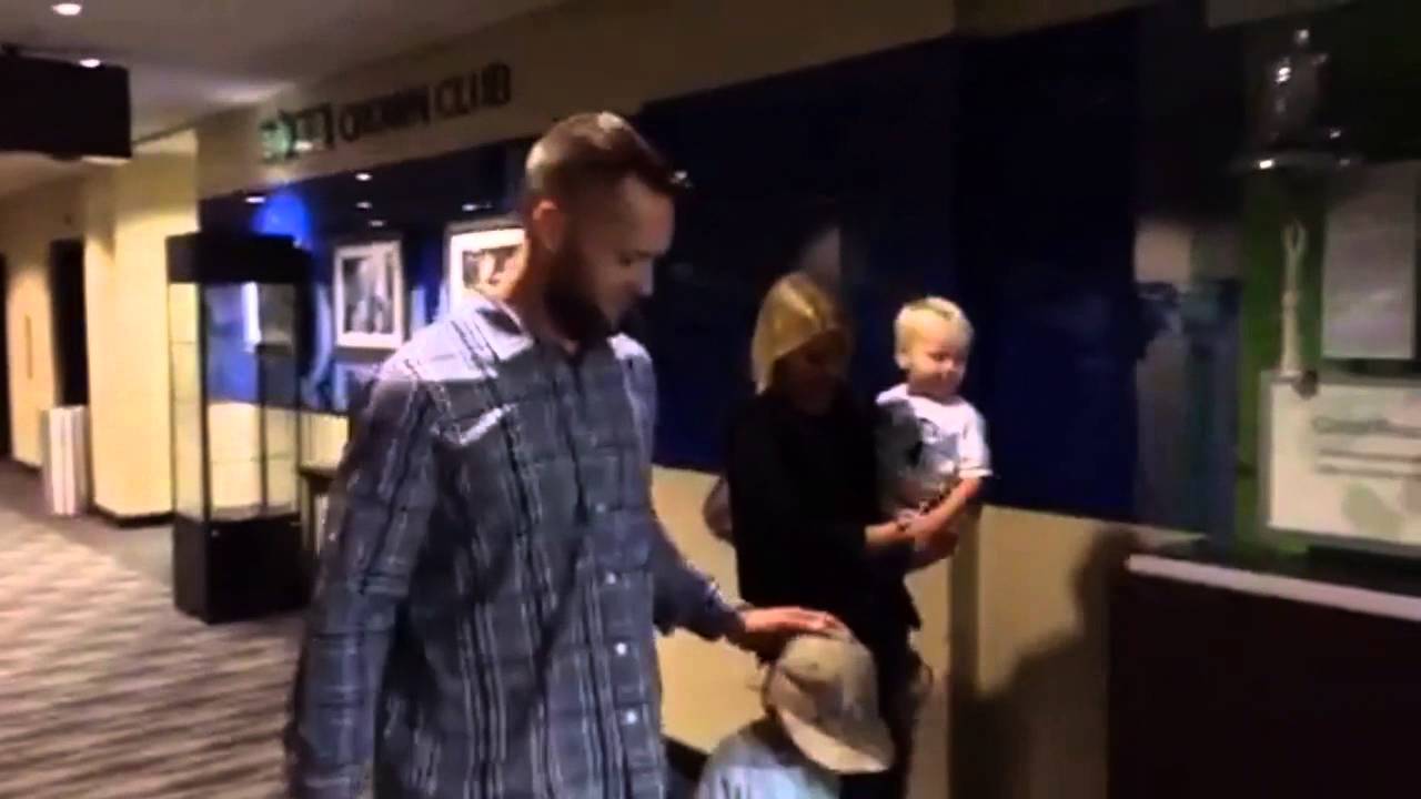 Alex Gordon and family arrive for his Royals news conference ...