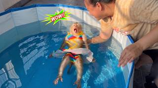 LYLY lost all patience waiting to go for a swim, and her mother smiled when she saw her actions.