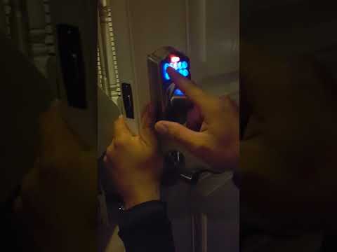 Video: ¿Se puede cambiar la clave de una cerradura Schlage a una clave Kwikset?