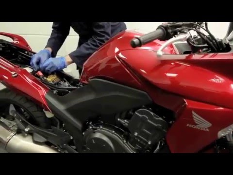Βίντεο: Τι τάση πρέπει να έχει μια μπαταρία μοτοσικλέτας;