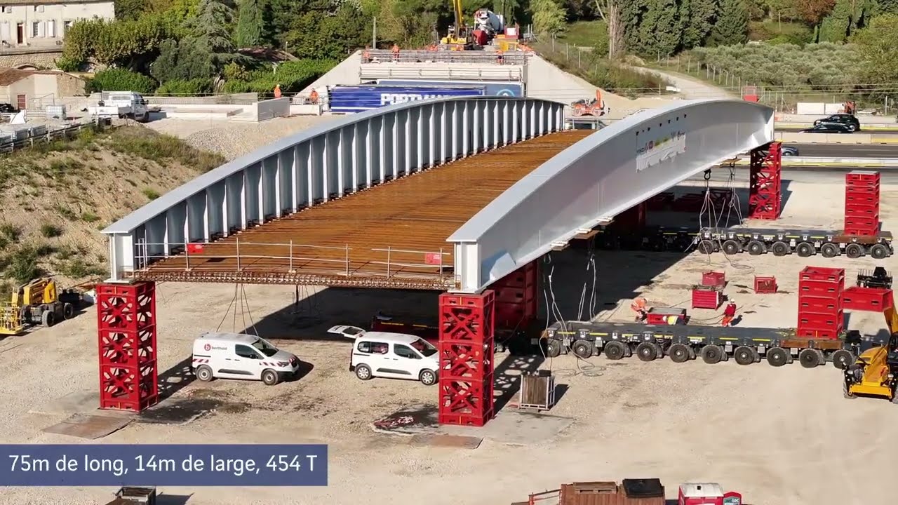Pose du nouveau pont de la RD68 sur l’A7 dans le cadre de l’amélioration de la bifurcation A7/A54
