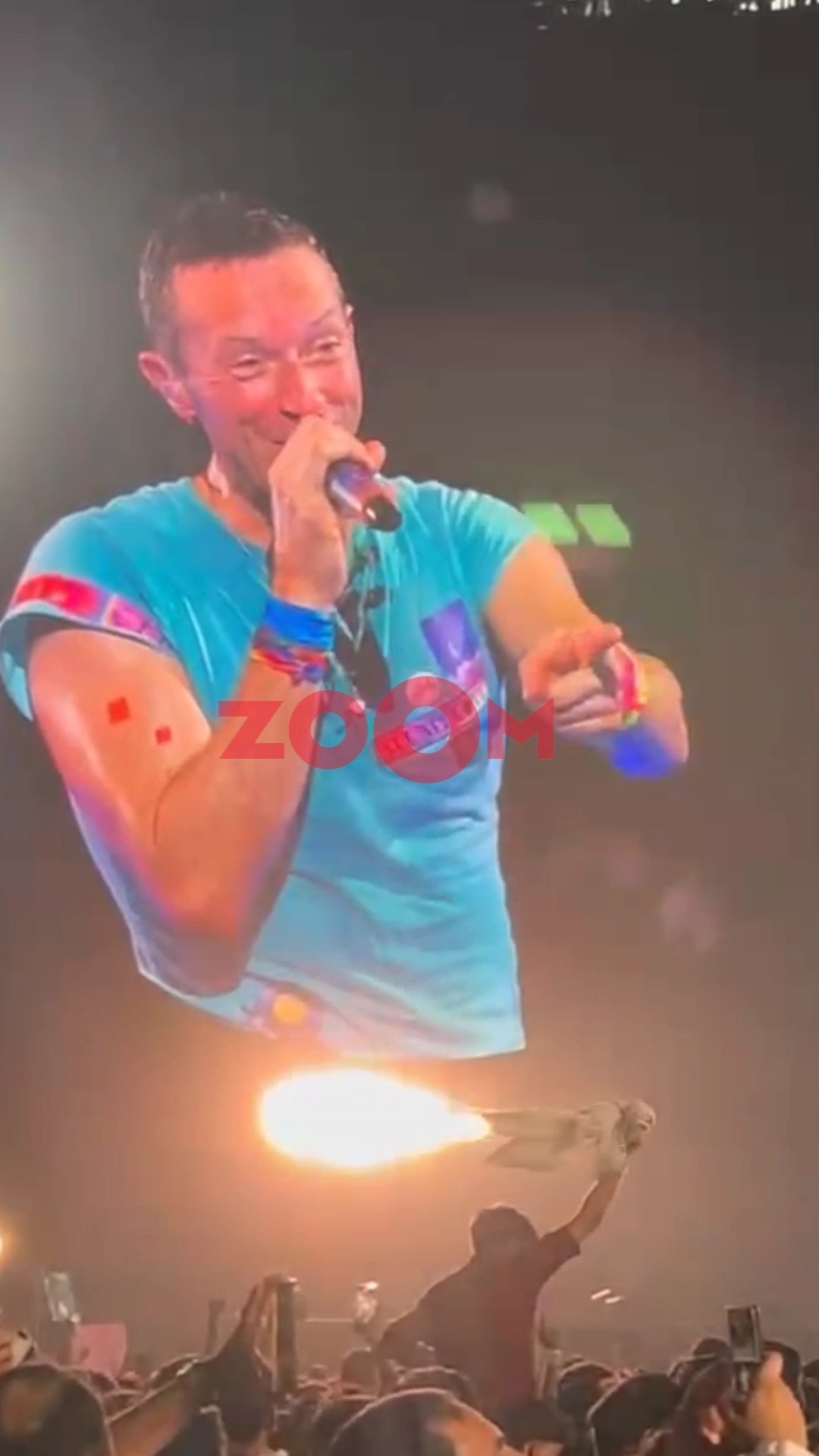 Chris Martin REACTS as a fan shows off 'Jai Shree Ram' poster during Coldplay concert ? #shorts