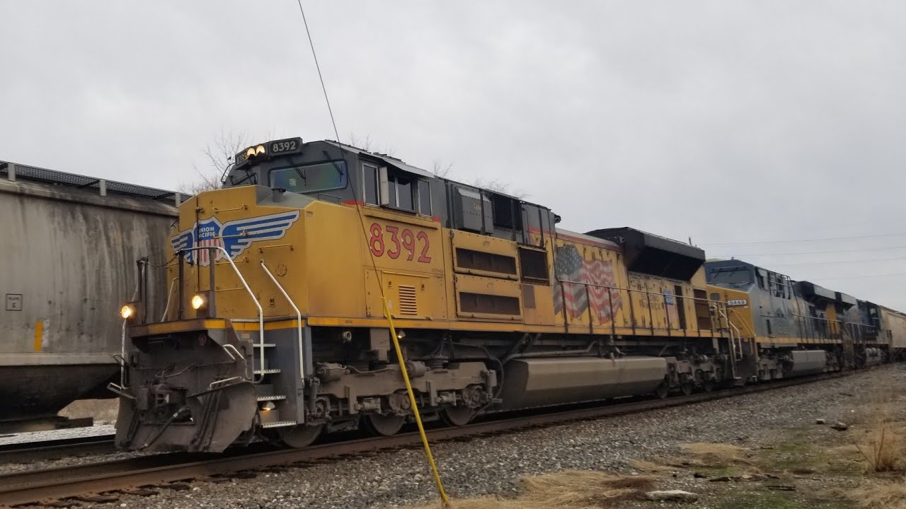 P3 and K5LLA Duel! (DREI) WAMX 4236 Westbound Meets UP 8392 Eastbound ...