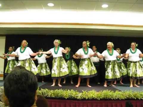 Na Hula Kupuna O Kaunoa Kona Girls  GREEN CARNATION