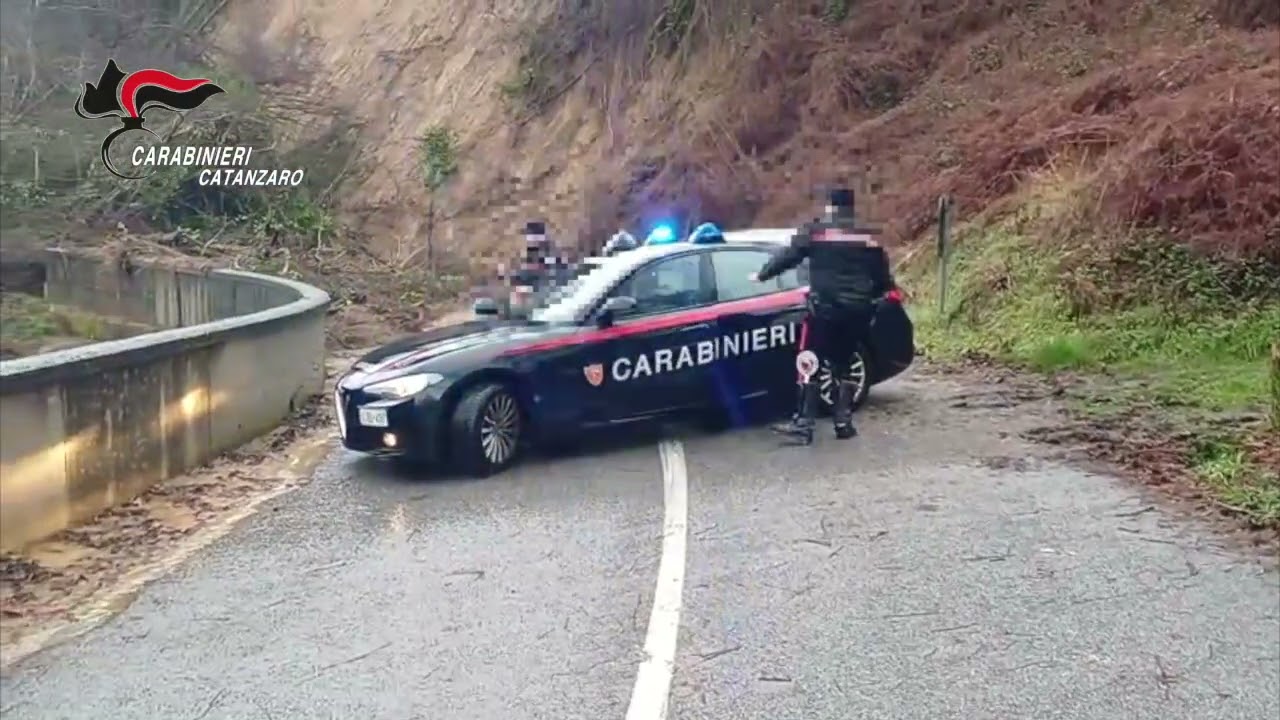 Frane e strade chiuse a Catanzaro e provincia: Carabinieri in campo per l'emergenza
