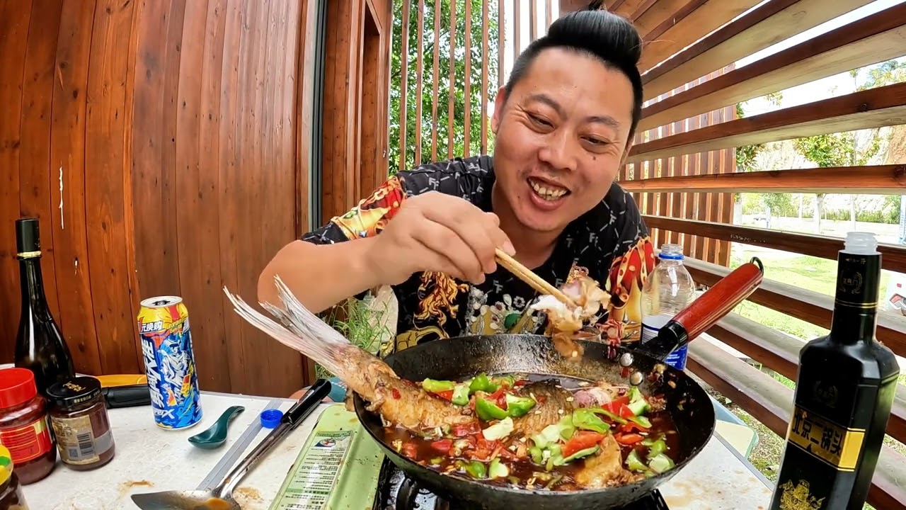 小三轮到达丹江口，绝佳露营地做香辣花鲢鱼，色香味俱全，绝了！ 