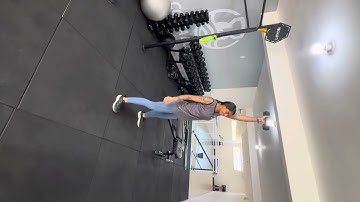 Agachamento com desenvolvimento alternado 