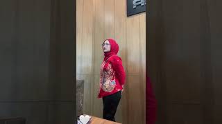 Awek Melayu Baju Batik Merah