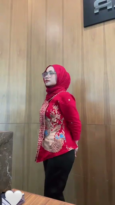 awek melayu baju batik merah
