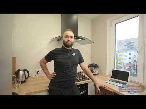 Кухня под окно. Столешница под дерево. Маленькая кухня