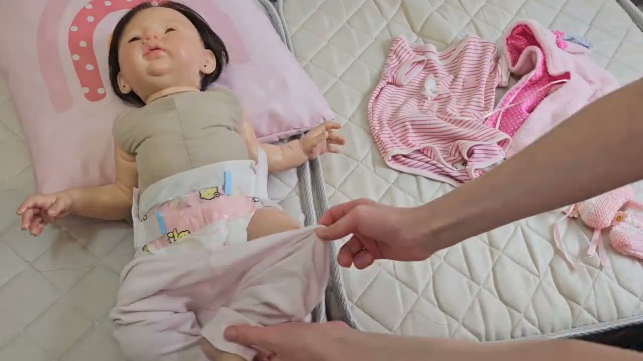 ♡ Arrumando minha bebê ♡  #bebereborn #brincadeiras #bonecas #gêmeas 