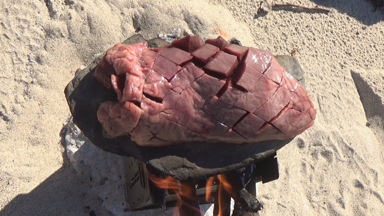 海岸で石焼き牛の心臓ステーキ！