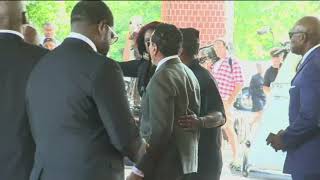 Aretha Franklin's family arrive at church