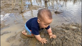 Download Lagu 9-Month-Old Baby Goes to the Garden with Mom to Weed Ginger MP3