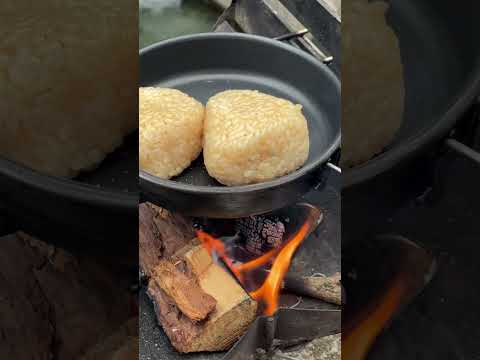 【キャンプ飯】昨日のお米で焼きおにぎり#キャンプ#ソロキャンプ #shorts