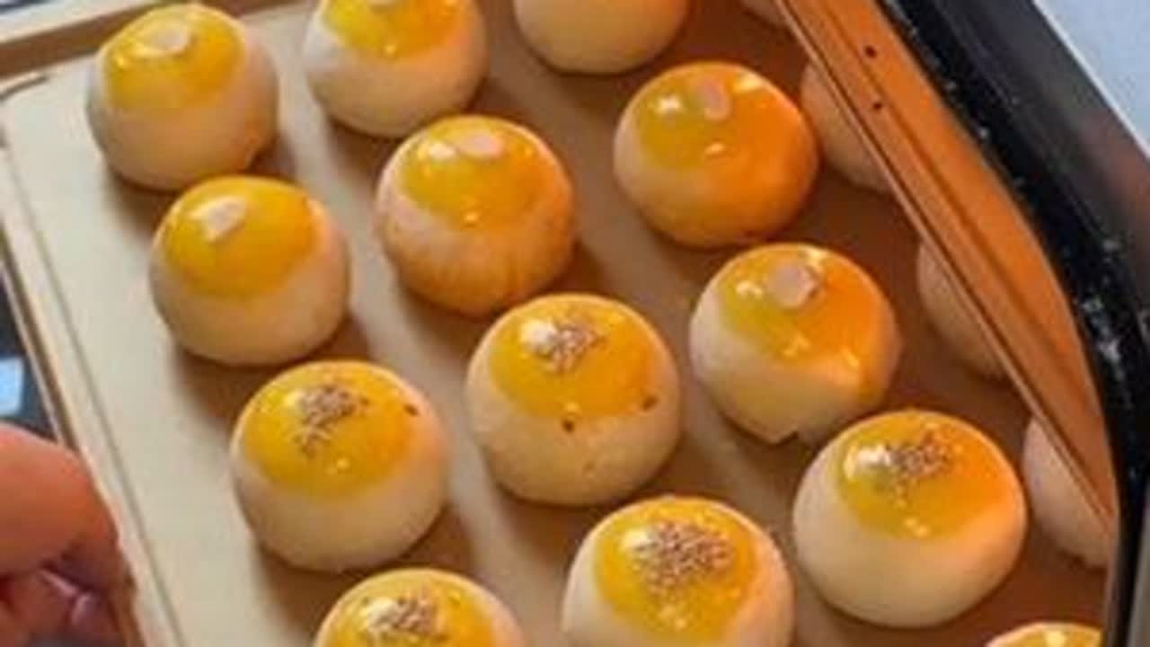 蛋黄酥的蛋液何时刷？烤出来的颜色最好看，分享一下我日常的做法#烘焙人的日常  #蛋黄酥#我的烘焙日常  #动手自己做美食 #海氏S80四代风炉烤箱