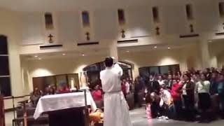 Video voorbeeld van "Cuando al padre de la iglesia le gusta High school musical"