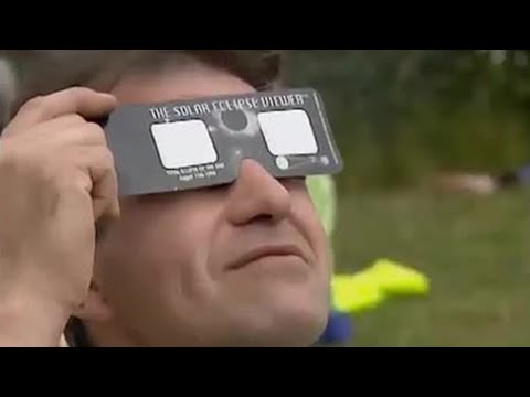 Total Eclipse at the Zoo | The Zoo Keepers | BBC