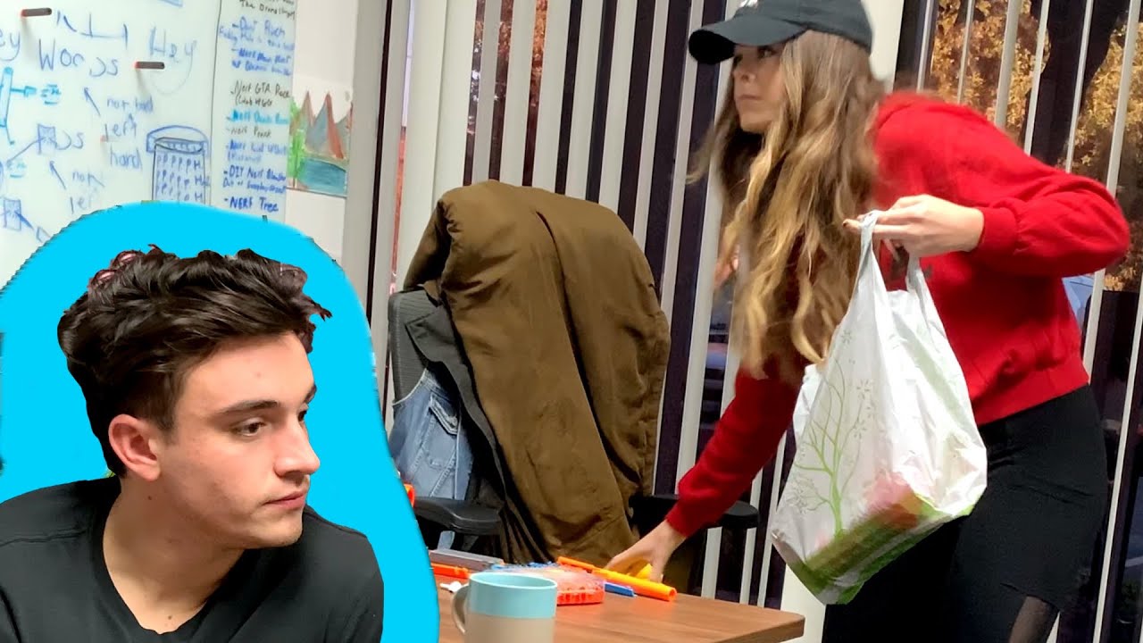 Я воровала у него весь день, чтобы посмотреть, заметит ли он..