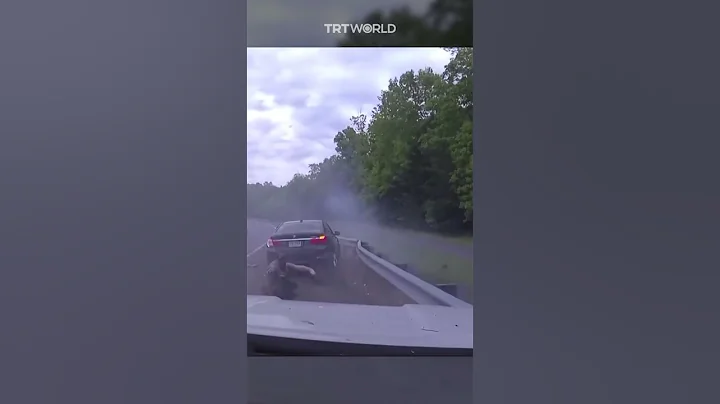 Police officer barely escapes high-speed car crash - DayDayNews