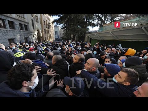 პარლამენტის პიკეტირება დიალოგის ფონზე