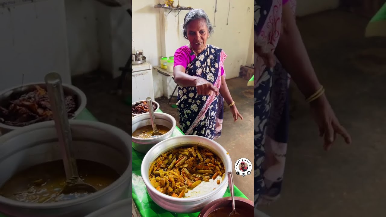 വറുത്തരച്ച മീൻകറിയും കൂട്ടി അമ്മ വിളമ്പി തന്ന ഉച്ചയൂണ് | Street Food Kerala | Kerala Meals