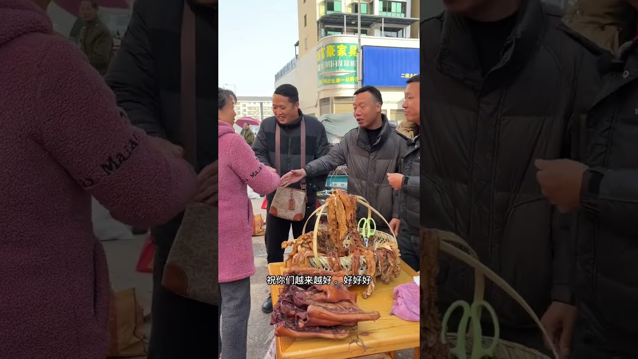 集市摆摊不仅仅是买卖，更是人情、是传承、是这座小镇集市上三十年不变的烟火气。#我的乡村生活 #三农 #幸福的生活伴你左右开心的日子乐不够