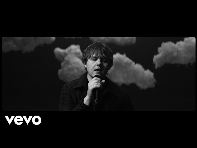 Lewis Capaldi - Hold Me While You Wait (Interlude Session) class=