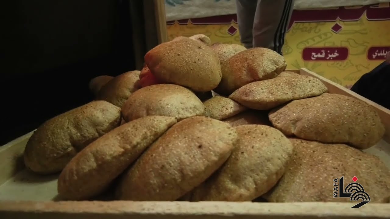 أم محمد أبو العيش تعد الخبز في مخبزها بمدينة غزة