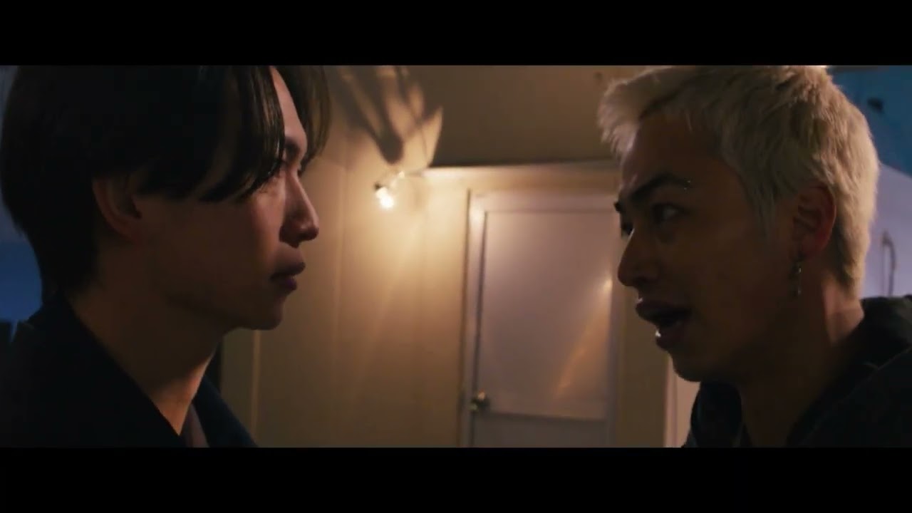 映画『東京逃避行』逃げる飛鳥（寺本莉緒）と日和（池田朱那）、守るエド（綱啓永）と追うメリオ（高橋侃）、緊迫の夜を捉えた本編映像【2026年3月20日公開】