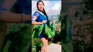 Hermosa cholita bailando alegre