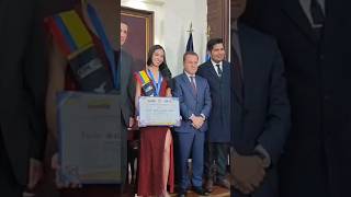 Isabel Sofía Picon recibió una condecoración en el congreso de la República