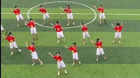 Tiểu học Liên Hà A đồng diễn Flashmod “Cùng KUN bảo vệ môi trường”.