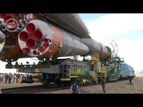 Видео: Вывоз и установка ракеты-носителя на космодроме Байконур