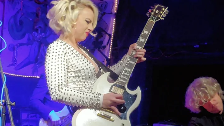 Samantha Fish - Bitch On The Run (encore/solo). Ta...