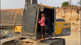 អេស្កាវ៉ាទ័រ Volvo EC210Dl បញ្ចាដោយក្មេងមានសមត្ថិភាព - Young excavator operator​ skills