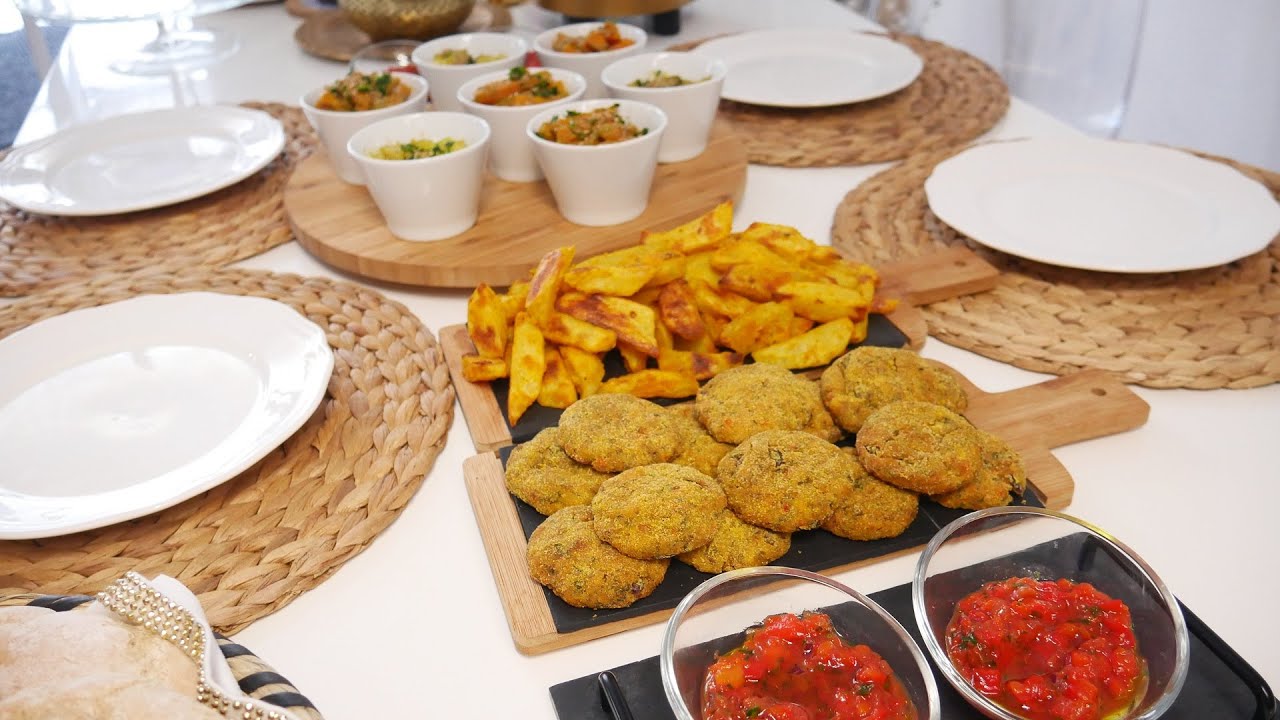 وجبة صيفية خفيفة وغنية بالفيتامينات كفتة البادنجان بطاطس في فرن مقرمشة  سلطتين ومايوناز صحي