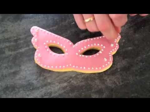 Come fare un biscotto a forma di maschera di carnevale - cakemania.it -  YouTube