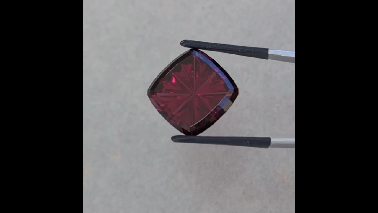 STREULE GARNET 70 24.0㎝ STREULE GARNET 70 24.0㎝ 3.41ct Natural Round Rhodolite Garnet