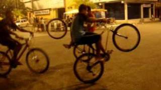 Galera de cavaleiro manobras de bike. screenshot 1
