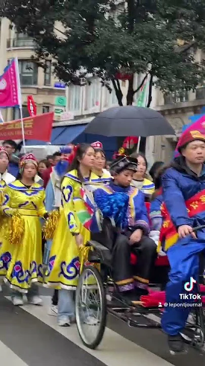 巴黎游行 大公鸡叫？