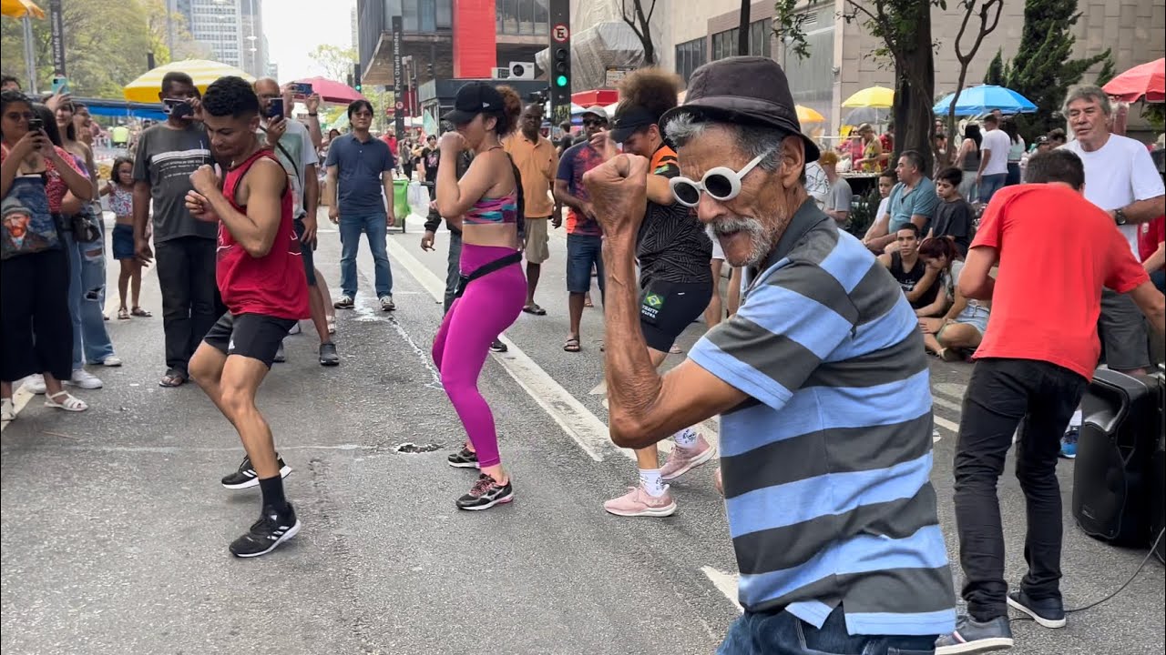 OLHA A CARA DO SEU MADRUGA NA HORA QUE AS MORENA CHAMOU ELE PRA DANÇAR 💃PISEIRO ALEMÃO DA PIZADINHA
