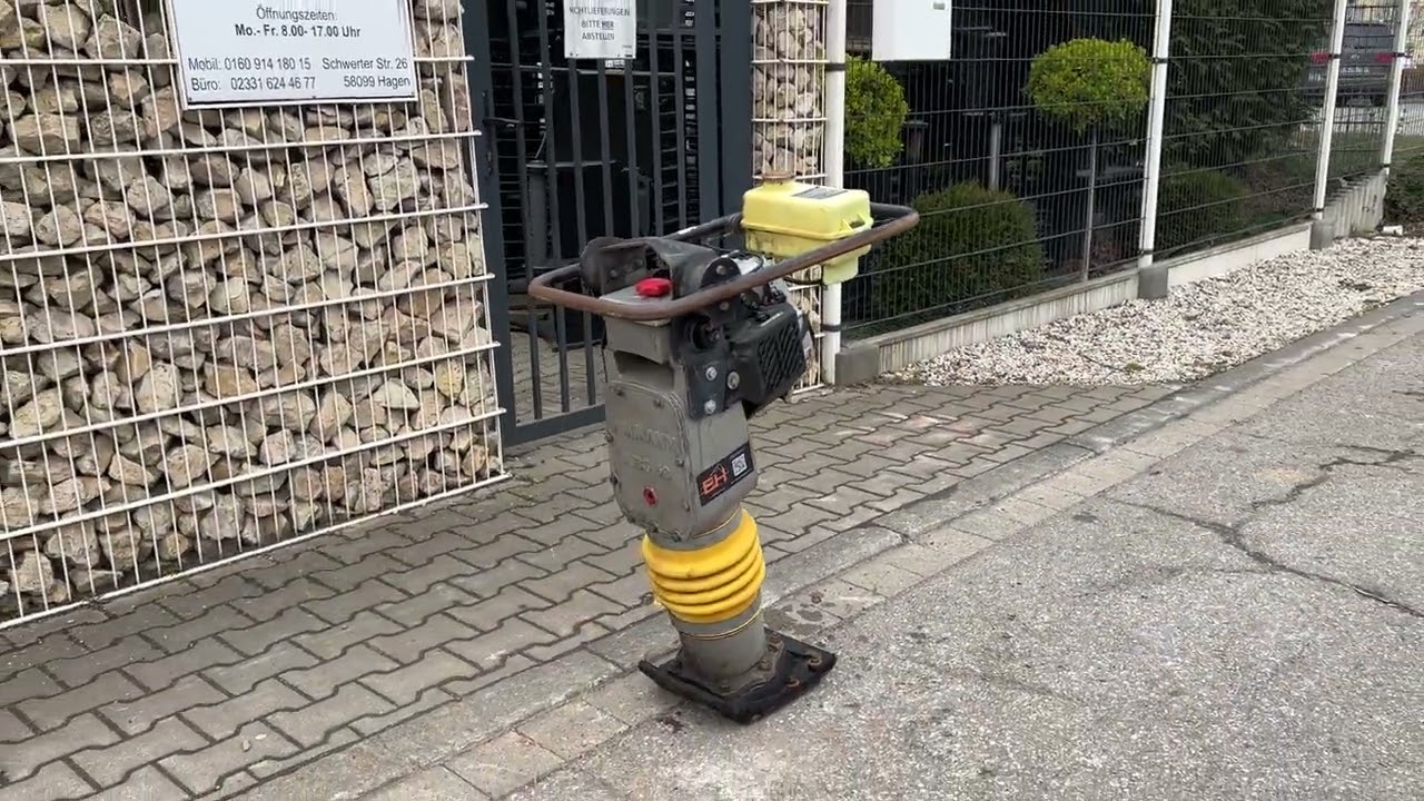 Vibrationsstampfer Ammann ABS68 - YouTube
